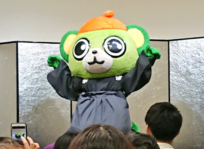 しかも兄ちゃんはホントに落語やってるからすごい。こちらが実写版 芝浜松太郎です。松…太郎…?ボク達のホントの兄ちゃんこっ しかも兄ちゃんはホントに落語やってるからすごい。こちらが実写版 芝浜松太郎です。松…太郎…?ボク達のホントの兄ちゃんこっ