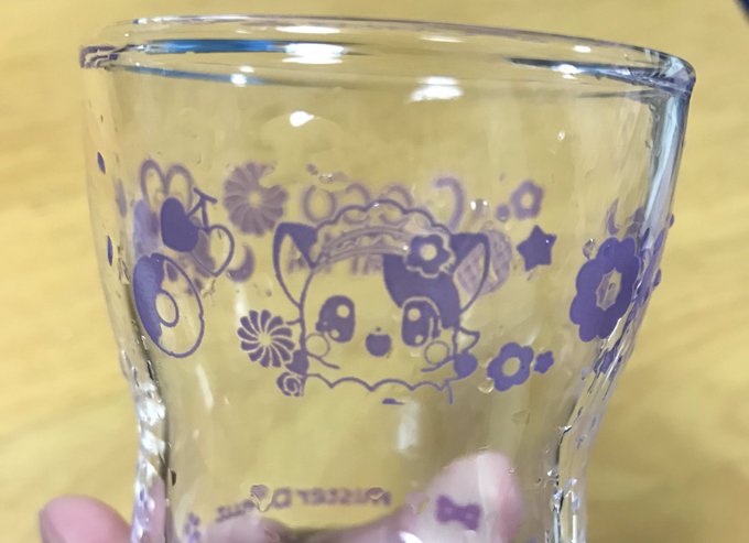 室温が低すぎて 色が変わるここたまつよいこグラスが 冷たいもの入れる前から色が変わっている。 室温が低すぎて 色が変わるここたまつよいこグラスが 冷たいもの入れる前から色が変わっている。
