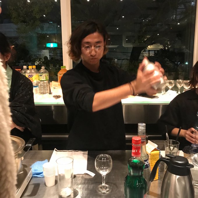 カクテル注いでる瞬間以外、何かしら動いてましたね。まさしく戦国無双系で獅子奮迅の大活躍でした! カクテル注いでる瞬間以外、何かしら動いてましたね。まさしく戦国無双系で獅子奮迅の大活躍でした!