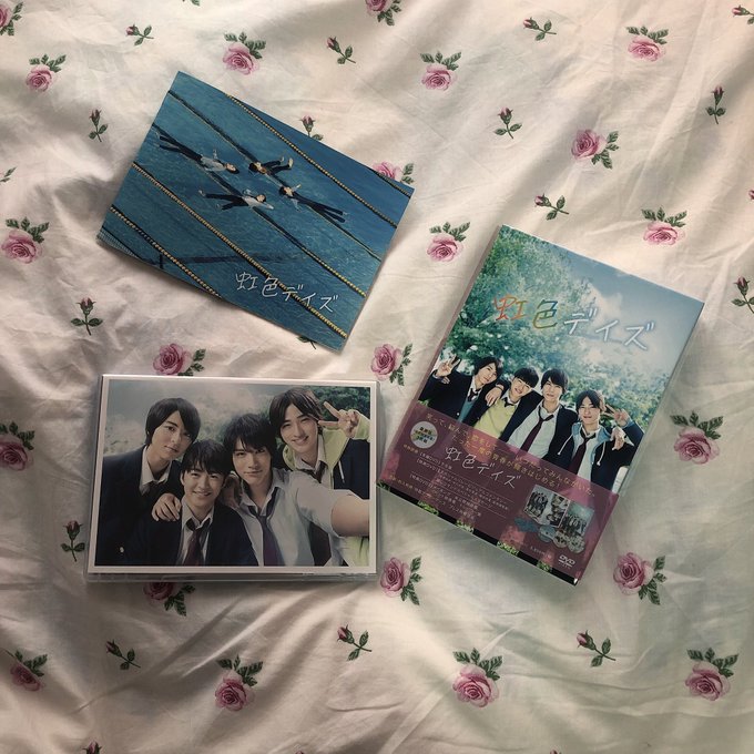 やっと私のもとにも届きました😭❤︎カレンダーさっそく飾ったやっほ〜い(^o^)/明日友達と鑑賞会!楽しみ!#虹色デイズ やっと私のもとにも届きました😭❤︎カレンダーさっそく飾ったやっほ〜い(^o^)/明日友達と鑑賞会!楽しみ!#虹色デイズ