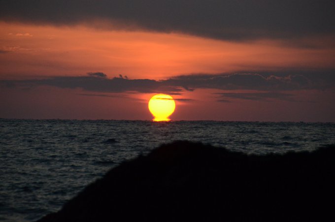 海面と大気の温度差により、水蒸気に光が屈折して見える“だるま夕日”。室戸市の「キラメッセ室戸鯨館」周辺は“だるま夕日”を 海面と大気の温度差により、水蒸気に光が屈折して見える“だるま夕日”。室戸市の「キラメッセ室戸鯨館」周辺は“だるま夕日”を