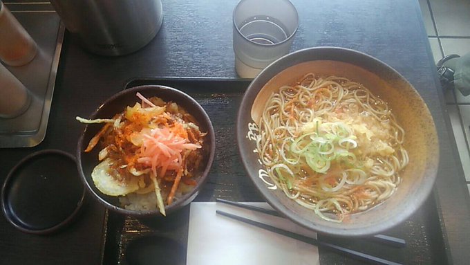 午後も引き続き現場で働くお兄さん達と同じもの食べる系女子 午後も引き続き現場で働くお兄さん達と同じもの食べる系女子