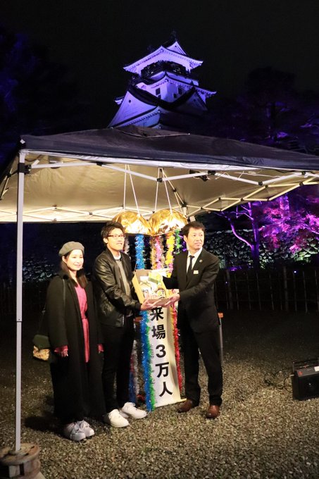 「チームラボ 高知城 光の祭」。おかげさまで多くの方にお越しいただいており、開幕から20日目の本日11日、来場者が3万人 「チームラボ 高知城 光の祭」。おかげさまで多くの方にお越しいただいており、開幕から20日目の本日11日、来場者が3万人