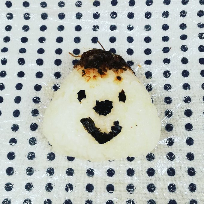 もじゃもじゃ雪男。本格的な冬になりましたね。熱燗と湯豆腐と茶碗蒸しと粕汁が恋しい。#今日の共食い #onigiri #r もじゃもじゃ雪男。本格的な冬になりましたね。熱燗と湯豆腐と茶碗蒸しと粕汁が恋しい。#今日の共食い #onigiri #r