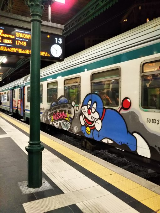 イタリアに居ました。鉄道車両や施設のいたずら書きはかなり酷いのですが、ジェノバ駅で見かけたのは、お腹周りの大きなドラえも イタリアに居ました。鉄道車両や施設のいたずら書きはかなり酷いのですが、ジェノバ駅で見かけたのは、お腹周りの大きなドラえも