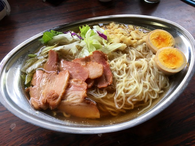 らふぁーるさん が高山ラーメンを買ってきてくれたからお昼に食べてる!こないだラーメンのどんぶりを猫達に割られちゃったから らふぁーるさん が高山ラーメンを買ってきてくれたからお昼に食べてる!こないだラーメンのどんぶりを猫達に割られちゃったから