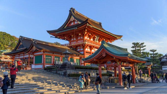 先日行った狐の総本山である伏見稲荷の写真です!人の多さと空模様の為にあまり良い写真が撮れなかった…。またリベンジしよう! 先日行った狐の総本山である伏見稲荷の写真です!人の多さと空模様の為にあまり良い写真が撮れなかった…。またリベンジしよう!
