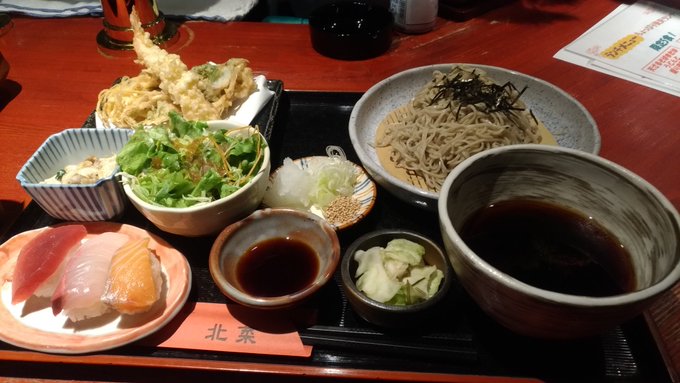 今日のランチは、くいどころバー北菜。天ざるそばと握り寿司ランチを、注文しました。飲みもの付、1,000円。食後は、いつも 今日のランチは、くいどころバー北菜。天ざるそばと握り寿司ランチを、注文しました。飲みもの付、1,000円。食後は、いつも