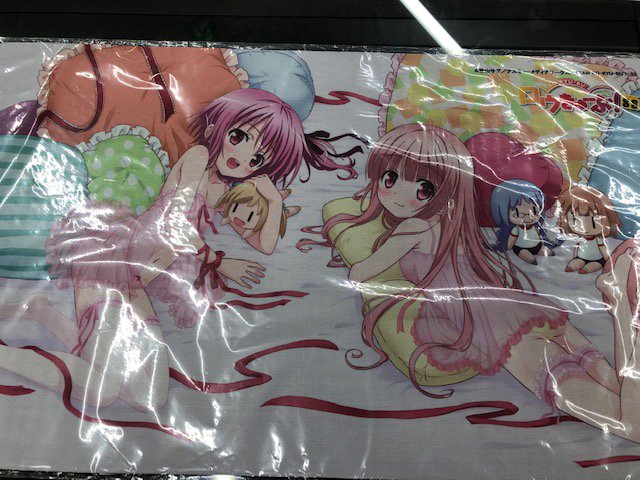 そして周囲の反対を押し切り店長のごり押しによりよって入荷した「ロウきゅーぶ」プレイマット!えっちぃ...いや絶対売れるで そして周囲の反対を押し切り店長のごり押しによりよって入荷した「ロウきゅーぶ」プレイマット!えっちぃ...いや絶対売れるで