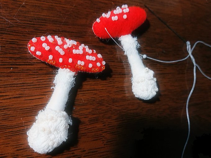 『櫻子さんの足下には死体が埋まっている』を観ながらベニテンチクチク🍄在庫のうさぎブローチやうさぎリングにベニテンを合わせ 『櫻子さんの足下には死体が埋まっている』を観ながらベニテンチクチク🍄在庫のうさぎブローチやうさぎリングにベニテンを合わせ