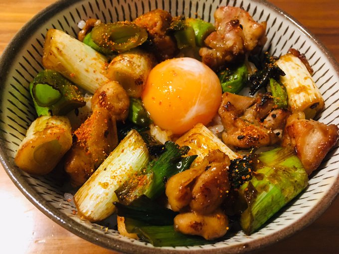 「ネギま丼」焼き鳥界隈で1、2位を争う人気モノ(まもる調べ)「ネギま」が丼になった!気持ち大きめに切った鶏モモとネギが、 「ネギま丼」焼き鳥界隈で1、2位を争う人気モノ(まもる調べ)「ネギま」が丼になった!気持ち大きめに切った鶏モモとネギが、