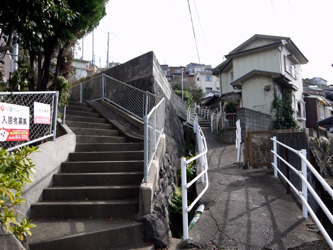長崎2日目は、徒歩で長崎の街の中のカットを回収。車も入って来れないような入り組んだ路地を歩き回るのは、とても非日常な感じ 長崎2日目は、徒歩で長崎の街の中のカットを回収。車も入って来れないような入り組んだ路地を歩き回るのは、とても非日常な感じ