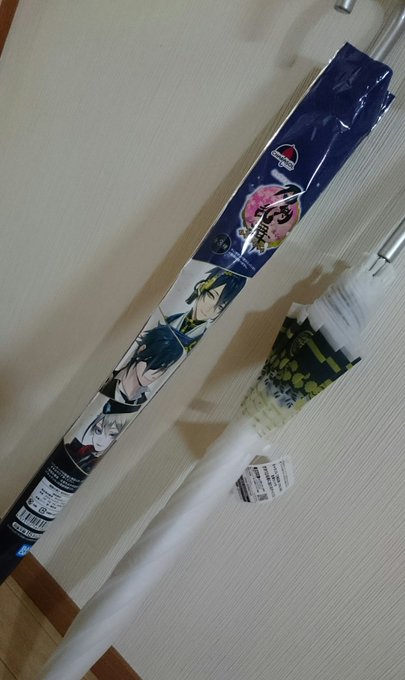 先週やっとみつけた刀剣乱舞キャラソル今日使うつもりだったけどだめだ...雨に濡らす勇気がなかったみっちゃんと三日月じい様 先週やっとみつけた刀剣乱舞キャラソル今日使うつもりだったけどだめだ...雨に濡らす勇気がなかったみっちゃんと三日月じい様