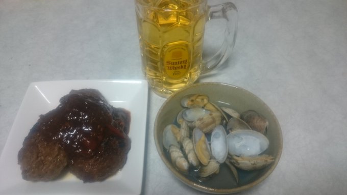 たくのみアサリの酒蒸しとハンバーグ、ハイボール。ハンバーグは余ってたプチトマトを使ったトマトソースがけ。アサリの酒蒸しは たくのみアサリの酒蒸しとハンバーグ、ハイボール。ハンバーグは余ってたプチトマトを使ったトマトソースがけ。アサリの酒蒸しは