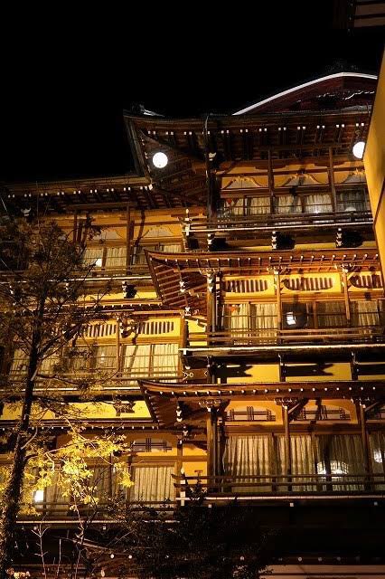 長野の渋温泉。老舗旅館の「金具屋」さんは、千と千尋の神隠しの油屋のモデル(?)とも言われています。私はまだ泊まった事あ 長野の渋温泉。老舗旅館の「金具屋」さんは、千と千尋の神隠しの油屋のモデル(?)とも言われています。私はまだ泊まった事あ
