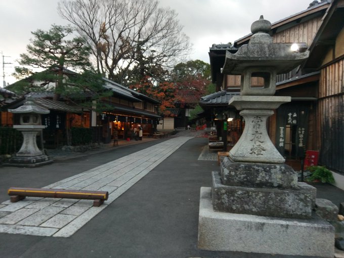引き続いて、今宮神社参道。鬼平EDを始めとして、必殺シリーズでのロケ地は枚挙にいとまなし。 引き続いて、今宮神社参道。鬼平EDを始めとして、必殺シリーズでのロケ地は枚挙にいとまなし。