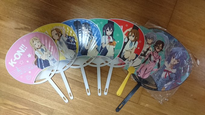 掃除してたらこんなもん出て来たであります(笑)エヴァは買った覚えがあるけどけいおんは買った覚えがない裏見たら非売品だった 掃除してたらこんなもん出て来たであります(笑)エヴァは買った覚えがあるけどけいおんは買った覚えがない裏見たら非売品だった