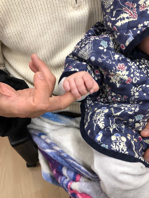 夏に生まれた娘さんを連れて、昨日スタッフが挨拶にやってきたので【さよ朝】ごっこしてみた。ぎゅーっと握る力がとても強かった 夏に生まれた娘さんを連れて、昨日スタッフが挨拶にやってきたので【さよ朝】ごっこしてみた。ぎゅーっと握る力がとても強かった