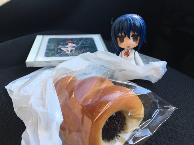ネコバス型のパン屋さんが出張販売をしてたのでチョココロネをゲット🥐(流石に外は寒いので車の中で食べますw)せっかくなので ネコバス型のパン屋さんが出張販売をしてたのでチョココロネをゲット🥐(流石に外は寒いので車の中で食べますw)せっかくなので