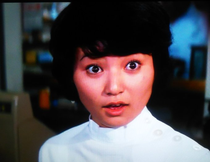 同じく映画「祭りだ…」に出演中の薬局アルバイト仁科明子(現、仁科亜季子)さん当時19歳。仁科さんが喋っている横の山盛りの 同じく映画「祭りだ…」に出演中の薬局アルバイト仁科明子(現、仁科亜季子)さん当時19歳。仁科さんが喋っている横の山盛りの