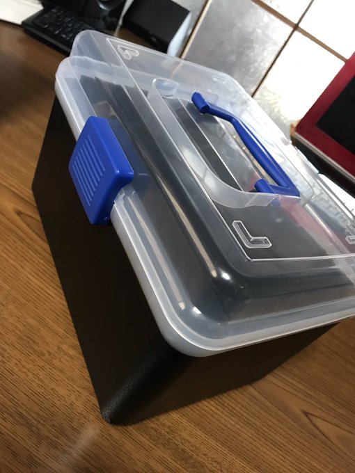 うらんふ専用ベイブレード保管ボックス完成!100円ショップで買ってきたもので手作りしました!中はクッションを張り詰め、外 うらんふ専用ベイブレード保管ボックス完成!100円ショップで買ってきたもので手作りしました!中はクッションを張り詰め、外