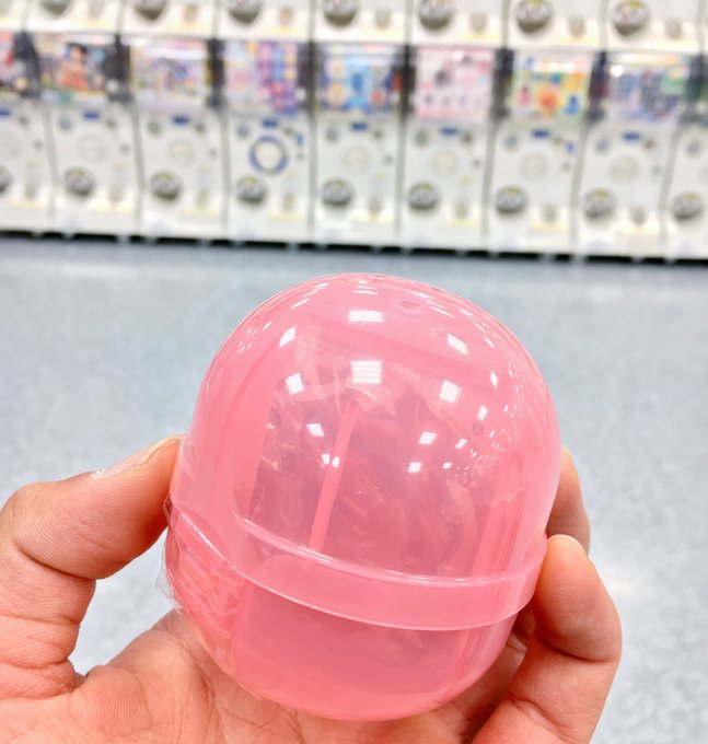 仕事帰りに発見しました⚠️透視(中をガン見)は使わず、まあ一発はタカラトミーアーツさんにくれてやろうと思って回したら、な 仕事帰りに発見しました⚠️透視(中をガン見)は使わず、まあ一発はタカラトミーアーツさんにくれてやろうと思って回したら、な
