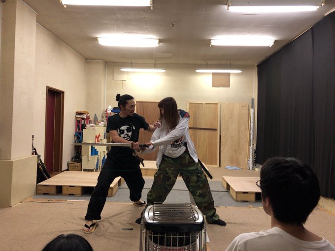 仕事終わりにまた怪獣さんの稽古にお邪魔してきました。殺陣は格好良いし、しょーこさんは美しいし、全部見逃せないシーンばっか 仕事終わりにまた怪獣さんの稽古にお邪魔してきました。殺陣は格好良いし、しょーこさんは美しいし、全部見逃せないシーンばっか