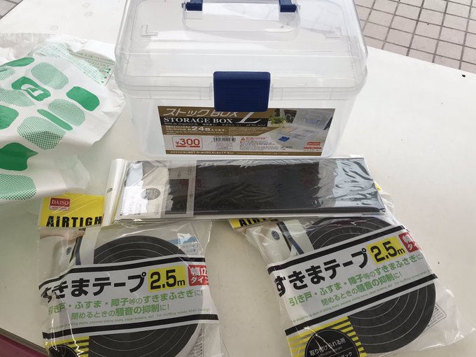 ベイブレードの保管ボックスを自作しました☺️100円ショップに行って以下の材料を購入。①300円のケース②すきまテープ× ベイブレードの保管ボックスを自作しました☺️100円ショップに行って以下の材料を購入。①300円のケース②すきまテープ×