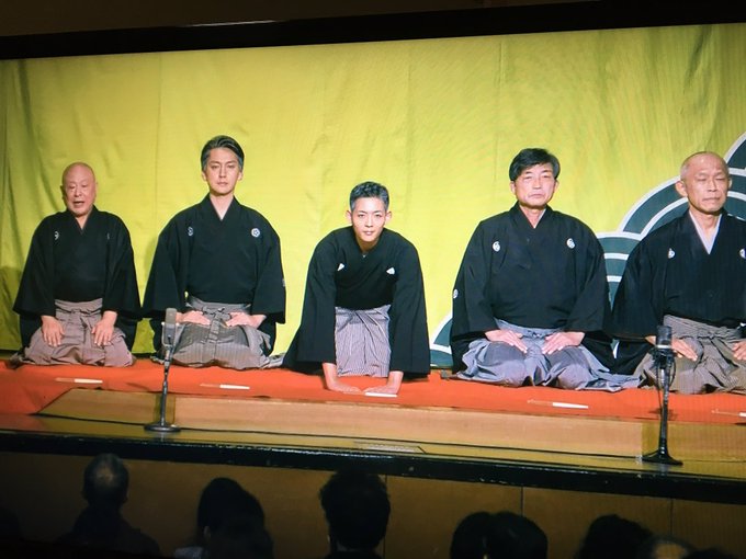 「昭和元禄落語心中」最終回。口上に小里ん師匠!嬉しい〜😆落語監修の喬太郎師匠、落語指導の扇辰師匠、左龍師匠、馬石師匠、お 「昭和元禄落語心中」最終回。口上に小里ん師匠!嬉しい〜😆落語監修の喬太郎師匠、落語指導の扇辰師匠、左龍師匠、馬石師匠、お