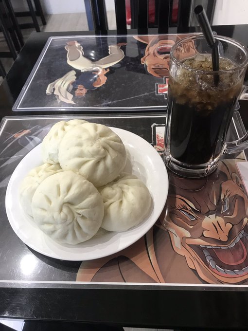 「満腹を知りたい」バキのコラボカフェ満喫中・一気に飲み干せビッグサイズコーラ・店員を◯して持っていった肉まん・アメリカン 「満腹を知りたい」バキのコラボカフェ満喫中・一気に飲み干せビッグサイズコーラ・店員を◯して持っていった肉まん・アメリカン