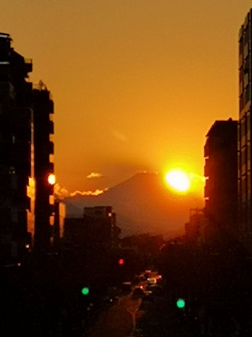 今日は天気がよかったので、東久留米駅富士見テラスからみえる、富士山に沈む夕日 #東久留米 #富士山 #ヤマノススメ 西武 今日は天気がよかったので、東久留米駅富士見テラスからみえる、富士山に沈む夕日 #東久留米 #富士山 #ヤマノススメ 西武