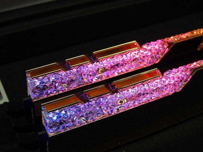 このTrident Z Royalメモリー見るたび蒼穹のファフナーPC作りたくなるのは私だけだろうかw このTrident Z Royalメモリー見るたび蒼穹のファフナーPC作りたくなるのは私だけだろうかw