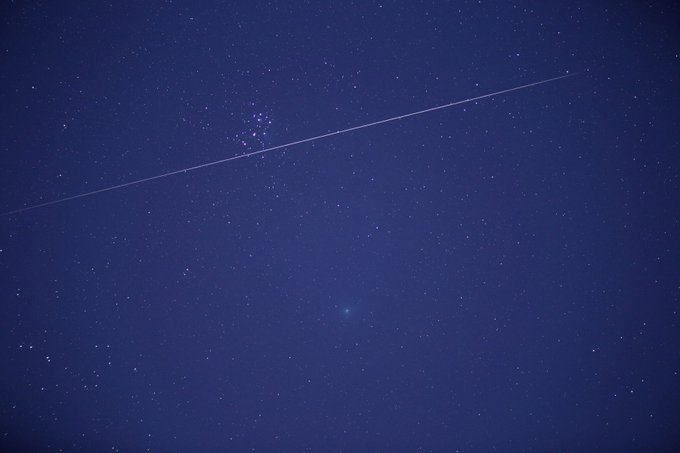 自分にとっては、ほぼ奇跡な一枚。#ウィルタネン彗星 と #プレアデス の組み合わせで写真を撮っていたら、偶然、#ふたご座 自分にとっては、ほぼ奇跡な一枚。#ウィルタネン彗星 と #プレアデス の組み合わせで写真を撮っていたら、偶然、#ふたご座