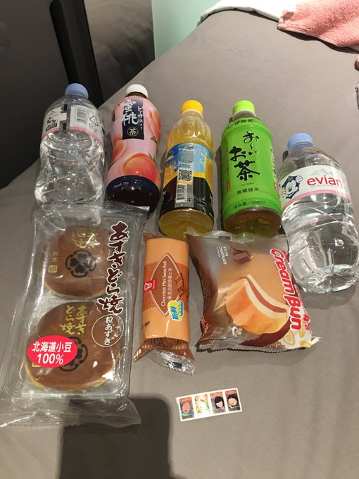 買ってきた飯。エビアンは成田で買ったものだが他はホテル最寄り駅内のセブンイレブンで買ったものである。ちびまる子ちゃんのシ 買ってきた飯。エビアンは成田で買ったものだが他はホテル最寄り駅内のセブンイレブンで買ったものである。ちびまる子ちゃんのシ