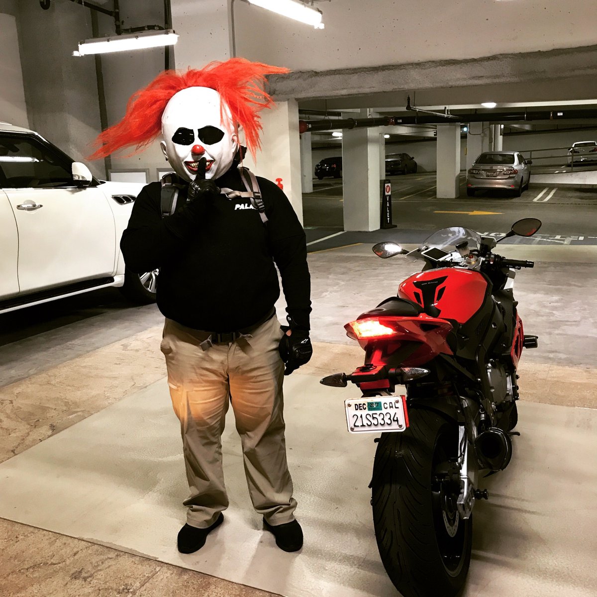 NOT who you wanna run into in a parking garage.. https://t.co/HFYrE0Ynch https://t.co/wXYhgvSysv