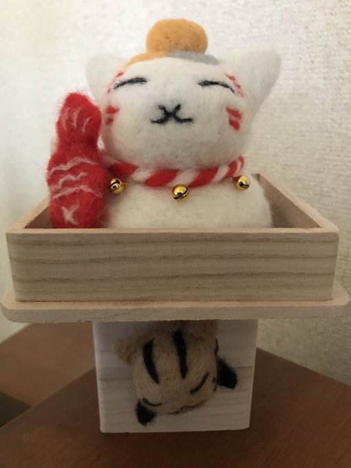 久しぶりの羊毛フェルト😉✨めで鯛ニャンコ先生お鏡餅(*´꒳`*)三方と鈴はダイソーにて😚下の穴から顔出してるのは、うり坊 久しぶりの羊毛フェルト😉✨めで鯛ニャンコ先生お鏡餅(*´꒳`*)三方と鈴はダイソーにて😚下の穴から顔出してるのは、うり坊