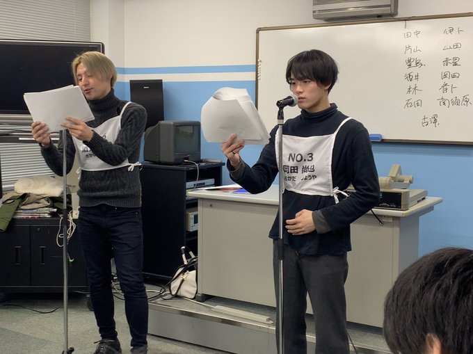 本日も絶賛レッスン中!マイク前に立ち読み稽古の最中です🤔#キミコエ ファイナリストのレッスンも残り少なくなってきました。 本日も絶賛レッスン中!マイク前に立ち読み稽古の最中です🤔#キミコエ ファイナリストのレッスンも残り少なくなってきました。