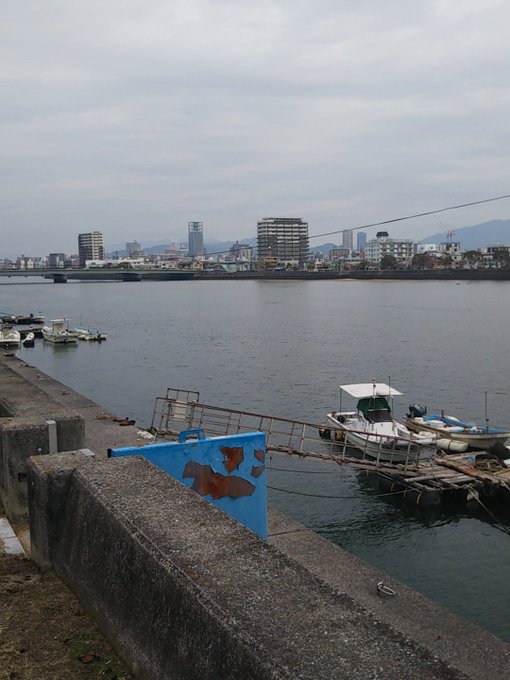 江波から河川敷ルートを歩いて八丁座方面に向かいます🚶個人的には、このルートを歩いている時が一番「このセカ」の雰囲気を感じ 江波から河川敷ルートを歩いて八丁座方面に向かいます🚶個人的には、このルートを歩いている時が一番「このセカ」の雰囲気を感じ