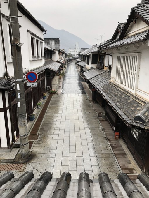こころにたまゆら、ここは竹原(コスモ石油CM風に)雨の中の竹原駅でおかえりなさい こころにたまゆら、ここは竹原(コスモ石油CM風に)雨の中の竹原駅でおかえりなさい