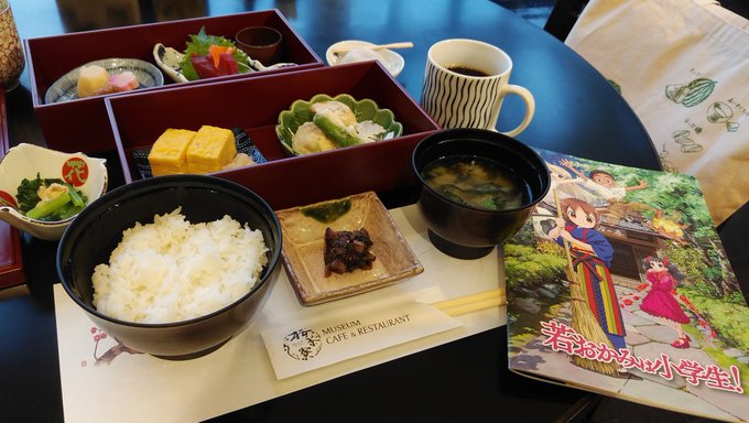 「桜茶寮」だよ若おかみ!両国は江戸東京博物館内、こちらのステキお店で「若おかみは小学生!」コラボメニューを頂く。色とりど 「桜茶寮」だよ若おかみ!両国は江戸東京博物館内、こちらのステキお店で「若おかみは小学生!」コラボメニューを頂く。色とりど