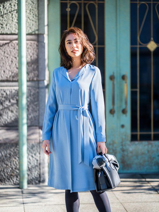 明るいサックスブルーが印象的なワンピースは、ウエストのリボンがフェミニン♡ 冬はタイツ&ブーツ、春先は素足にパンプスを合 明るいサックスブルーが印象的なワンピースは、ウエストのリボンがフェミニン♡ 冬はタイツ&ブーツ、春先は素足にパンプスを合