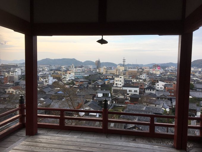 竹原巡礼、早朝編その3普明閣からの眺めです。この欄干に座るなんて、ぽってたち危ないよ。街並みと、海を遠望。煙突が印象的。 竹原巡礼、早朝編その3普明閣からの眺めです。この欄干に座るなんて、ぽってたち危ないよ。街並みと、海を遠望。煙突が印象的。