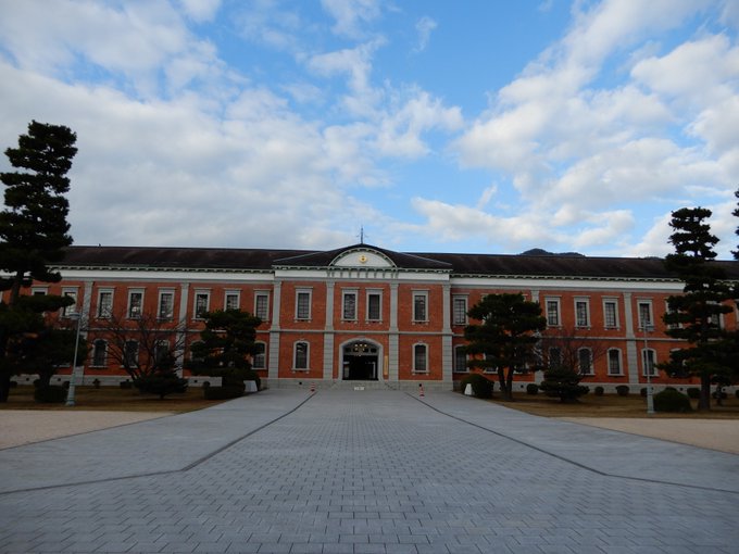 建物編②先ほど古鷹山と一緒に写っていた建物「幹部候補生学校庁舎」少し角度は違うかもだけど、アニメファンはニヤリとするかも 建物編②先ほど古鷹山と一緒に写っていた建物「幹部候補生学校庁舎」少し角度は違うかもだけど、アニメファンはニヤリとするかも