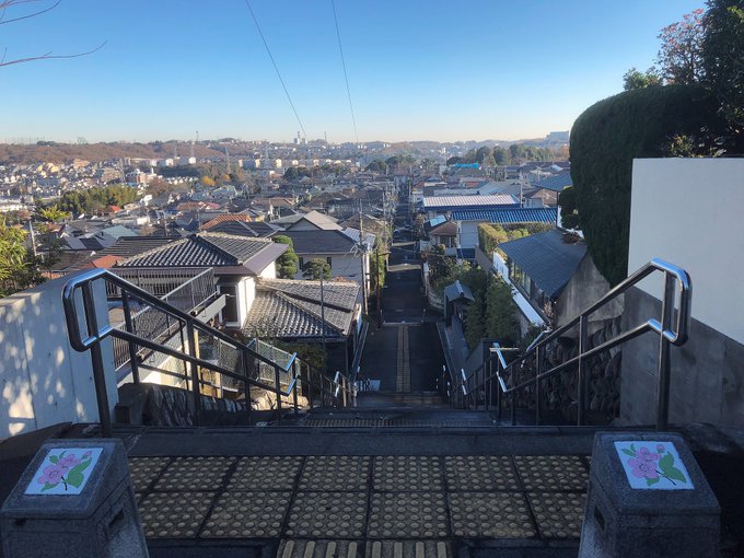 耳をすませばが来月やるので舞台の聖蹟桜ヶ丘を紹介します👍雫が駆け下りてた階段や走っていた歩道、杉村を振った神社、地球屋が 耳をすませばが来月やるので舞台の聖蹟桜ヶ丘を紹介します👍雫が駆け下りてた階段や走っていた歩道、杉村を振った神社、地球屋が