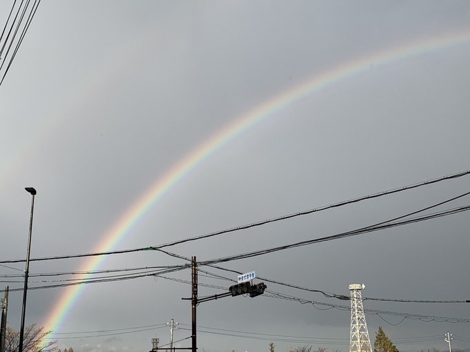 急に雨☔️が降り出してついてないなと思って、少し待ってたらとても綺麗な虹🌈が掛かってた!良い事🍀ありそう〜ヾ(๑╹◡╹) 急に雨☔️が降り出してついてないなと思って、少し待ってたらとても綺麗な虹🌈が掛かってた!良い事🍀ありそう〜ヾ(๑╹◡╹)