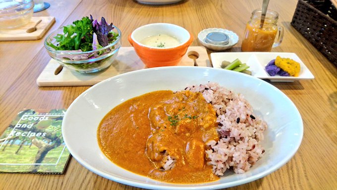 Farmto…って梨農家さんのお店の梨カレーセット800円✨🍛梨汁で作ってるみたいケーキにも梨刺さってて濃厚で旨っでした Farmto…って梨農家さんのお店の梨カレーセット800円✨🍛梨汁で作ってるみたいケーキにも梨刺さってて濃厚で旨っでした