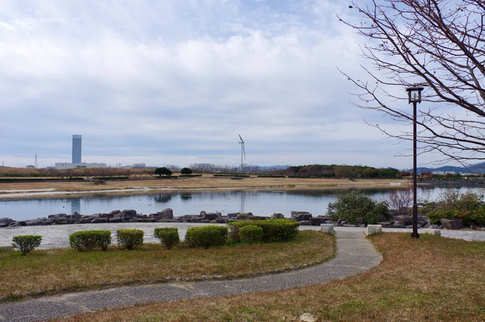 次は日本列島公園(三河臨海緑地)です。綺麗な橋のある公園ですが、君の名は。の聖地で新幹線の車窓シーンで公園後ろの高層タワ 次は日本列島公園(三河臨海緑地)です。綺麗な橋のある公園ですが、君の名は。の聖地で新幹線の車窓シーンで公園後ろの高層タワ