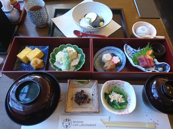 昼。若おかみは小学生コラボの春の屋弁当と温泉プリン 昼。若おかみは小学生コラボの春の屋弁当と温泉プリン