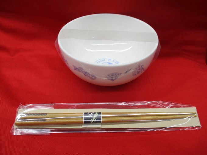 【入荷情報】店頭にジョジョ展&スティールボールランのコップやどんぶり出しましたー!!2Fショーケースにあるのでぜひぜひ見 【入荷情報】店頭にジョジョ展&スティールボールランのコップやどんぶり出しましたー!!2Fショーケースにあるのでぜひぜひ見