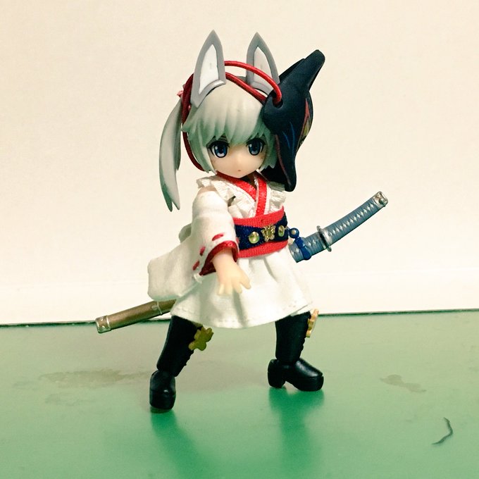 フレームアームズ・ガールと比べるとやっぱかなり小さいな 顔見辛いからお面の位置変えないと#デスクトップアーミー フレームアームズ・ガールと比べるとやっぱかなり小さいな 顔見辛いからお面の位置変えないと#デスクトップアーミー